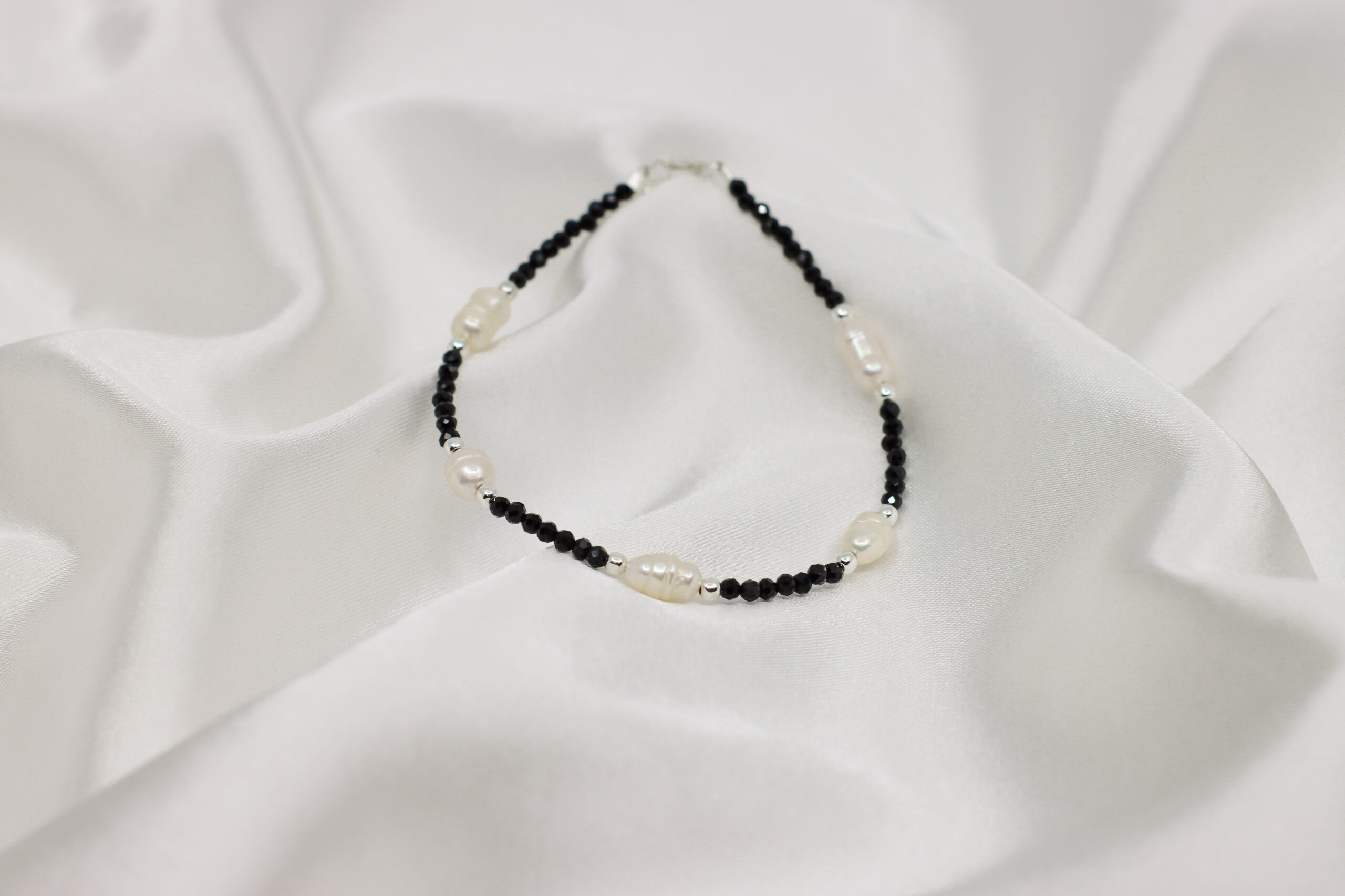 Home 2 Bratara „Black Whisper”